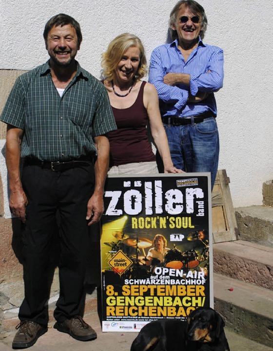 Jürgen Zöller (rechts) mit Josef und Irene Sester und Hofhund Emmi   | Foto: Robert Ullmann