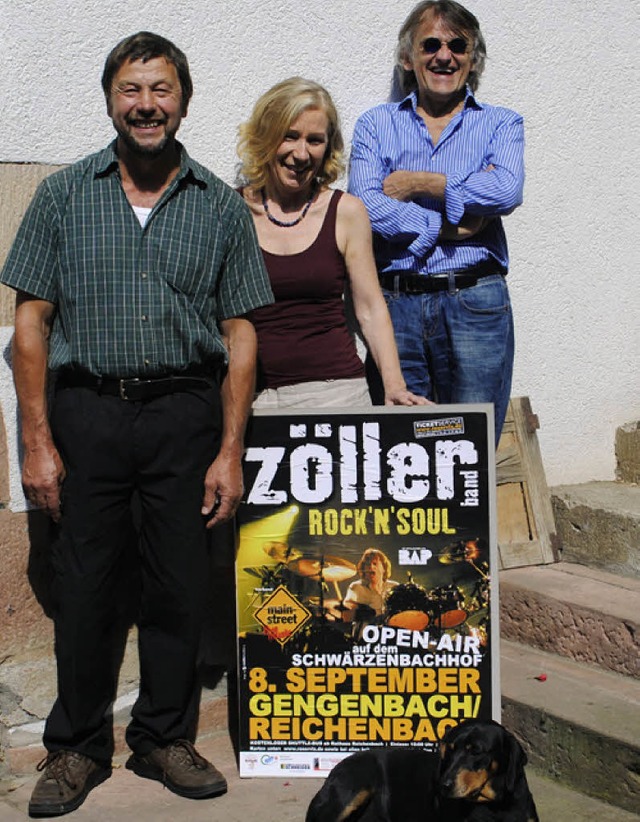 Jrgen Zller (rechts) mit Josef und Irene Sester und Hofhund Emmi   | Foto: Robert Ullmann