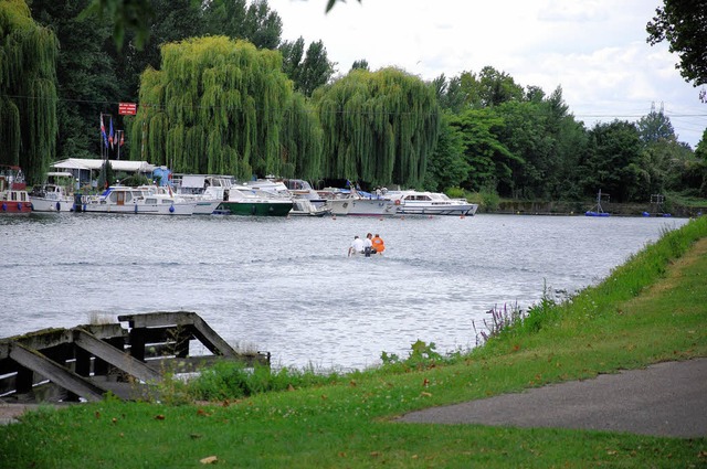 Die Ufer der Ill laden nicht nur zum A...gs und verbotenerweise auch zum Baden.  | Foto: bri