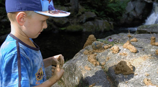 Bei der Gletschermhle schufen Kinder ... Naturmaterialien  kleine Kunstwerke.   | Foto: Christiane Sahli