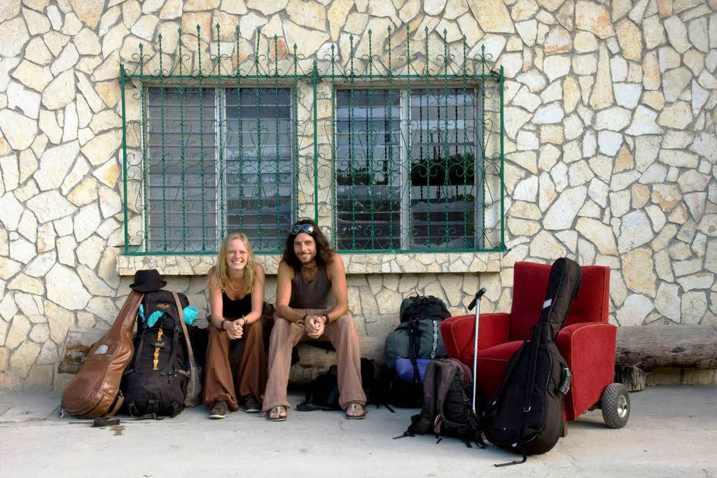 Die beiden Freiburger Stefan Sirtl und Julia Mller sind mit einem 32 Kilo schweren Sessel durch Mittelamerika gereist. berall haben sie Menschen gebeten, Platz zu nehmen und sich fotografieren zu lassen.