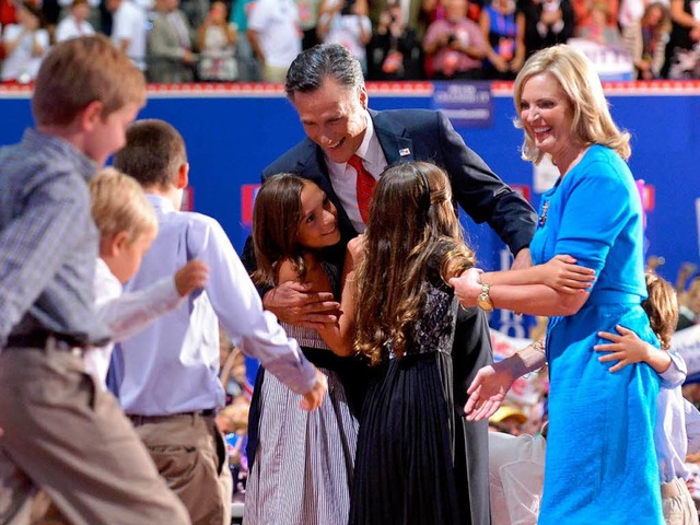 Mitt Romney, seine Frau Ann und sechs ...r nach Romneys Rede auf dem Parteitag.  | Foto: AFP