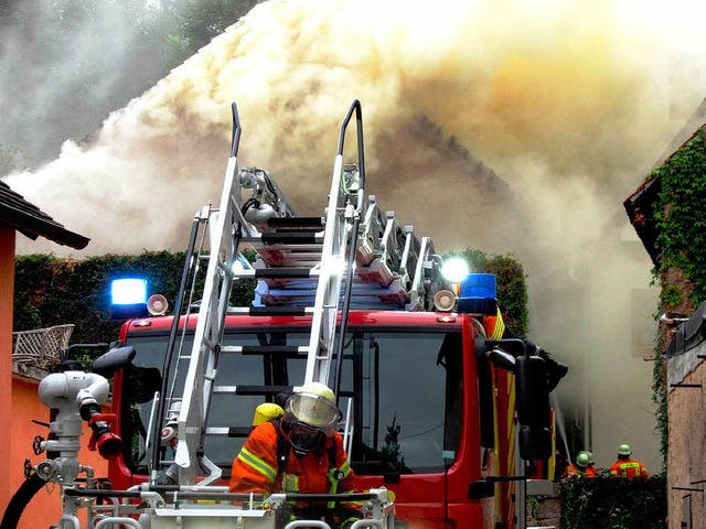 Feuerwehreinsatz beim Brand eines konomiegebudes in Nordweil.  | Foto: Reiner Merz