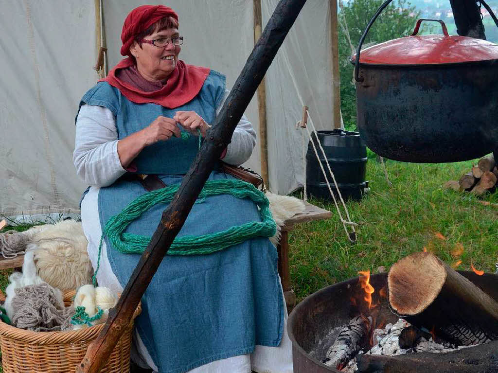 Handarbeit im Feldlager: Wolle aufbereiten, whrend die Suppe auf offenem Feuer kchelt