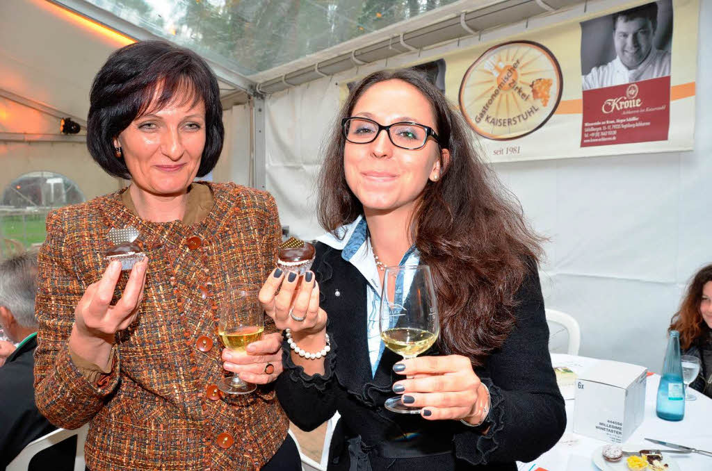 Galina Holzer (links)und Rebecca Gut zeigten den Festbesuchern, wie gut Wein und Schokolade harmonieren.