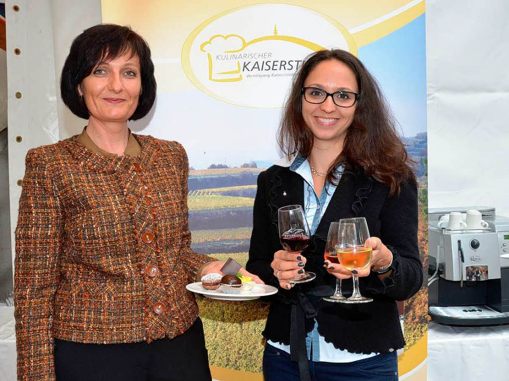 Galina Holzer (links) und Rebecca Gut zeigten den Festbesuchern, wie gut Wein und Schokolade harmonieren.