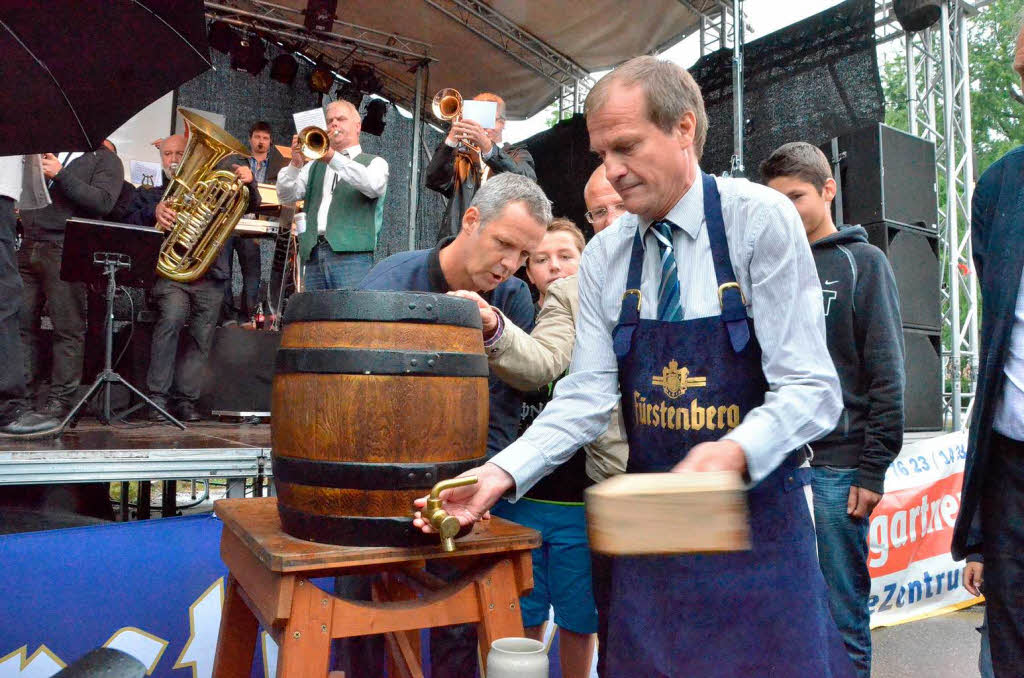 Mit drei Schlgen gelang Oberbrgermeister Klaus Eberhardt der Fassanstich.