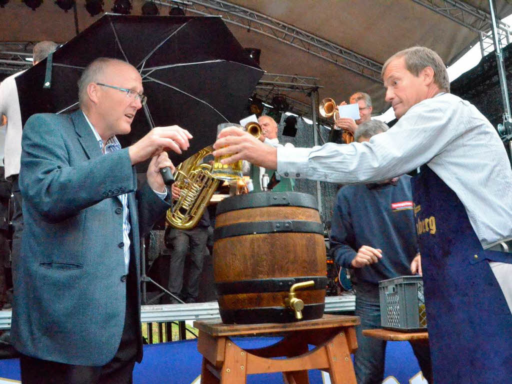 Brgermeister Rolf Karrer und Oberbrgermeister Klaus Eberhardt lieen sich das erste Bier schmecken.