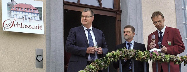 Festerffnung in Hecklingen: Brgermei... (von links)  lauschen dem Mnnerchor.  | Foto: Michael haberer