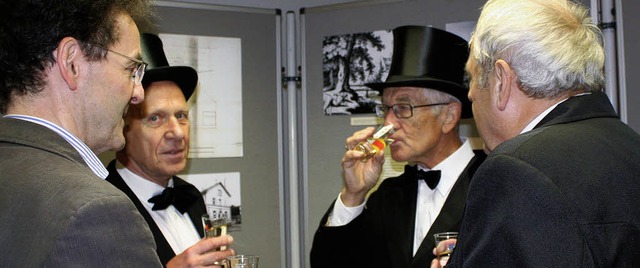 Hermann Jacob (links) stt mit  Hans-...lin auf eine gelungene Ausstellung an.  | Foto: Reinhard Cremer