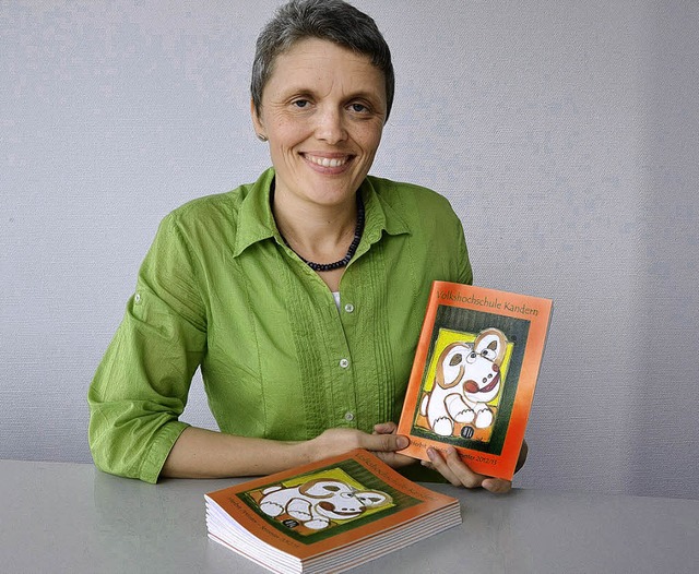 VHS-Leiterin Monika Albrecht mit dem neuen Heft.   | Foto: Markus Maier