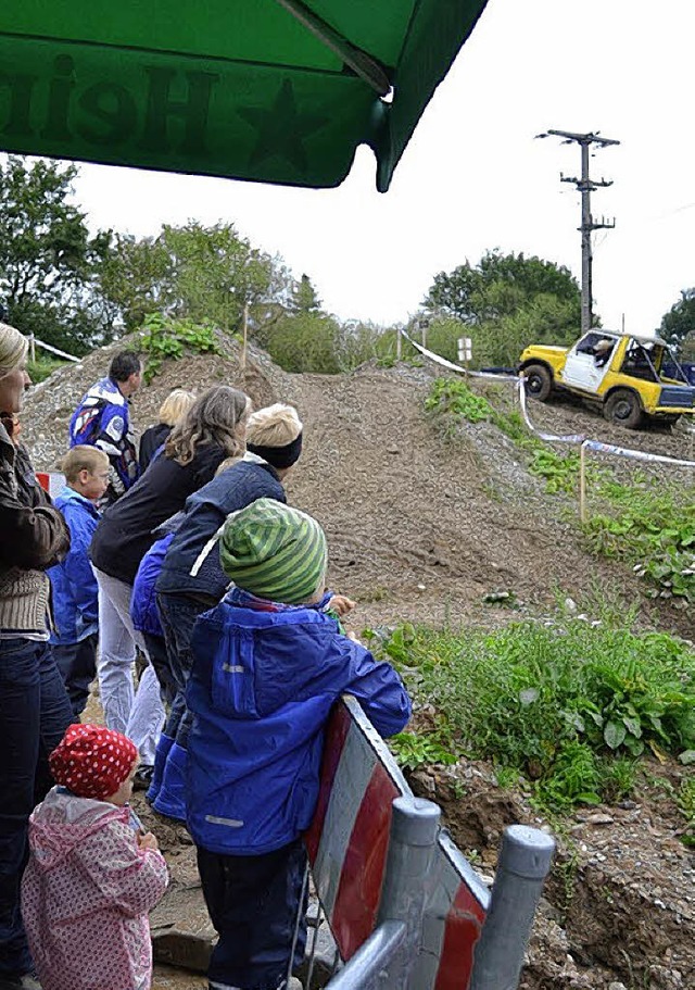 Aus sicherer Entfernung schaute beim A...weise tiefe Matschlcher durchqueren.   | Foto: Lisa Koschoreck