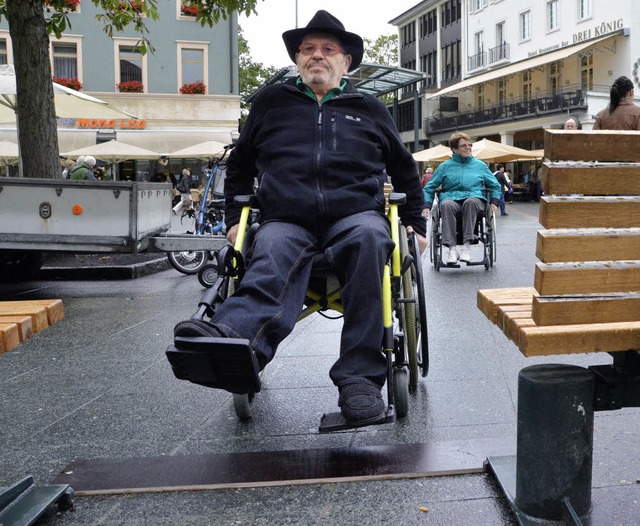 Erfahren, wie es Behinderten geht: Hei...e auf dem Rollsuhlparcours unterwegs.   | Foto: Barbara Ruda