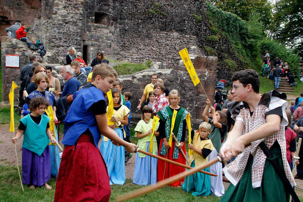 Buntes mittelalterliches Treiben auf der Hohengeroldseck beim Burgfest.