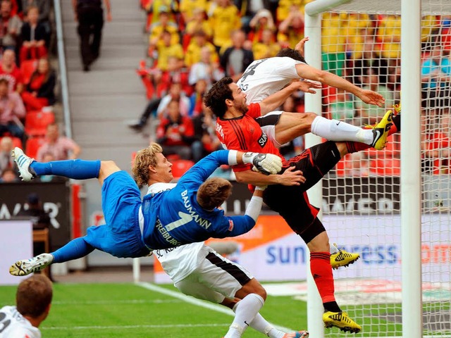 Bayer Leverkusens Castro (Zweiter von ...burger knnen ihn nicht daran hindern.  | Foto: Michael Heuberger