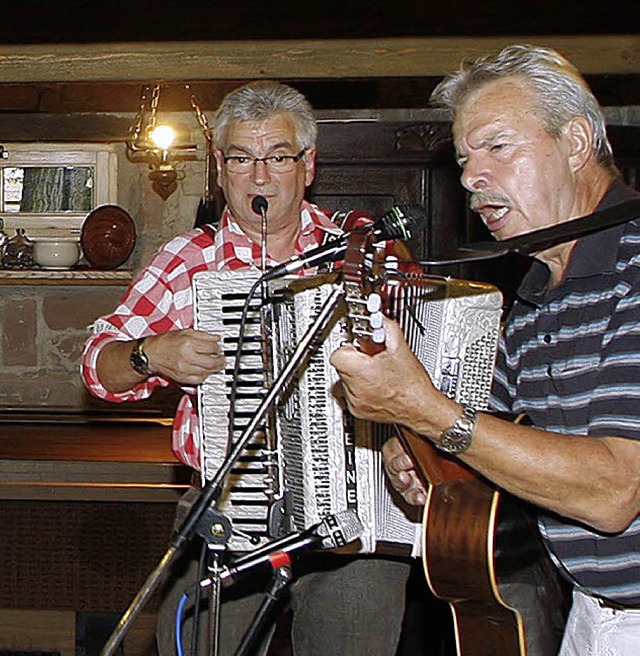 Erhard Allgeier (links) und Hans Weide...sucher in der Heimetstub musikalisch.   | Foto: Heidi Fssel