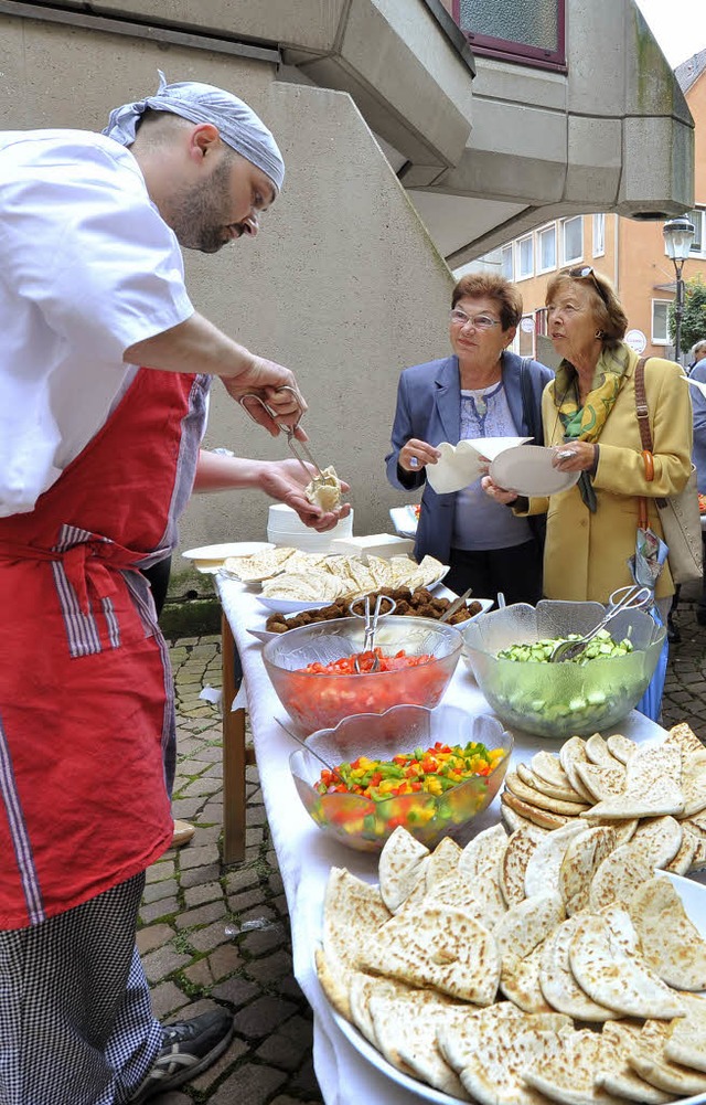 Lecker: Yaroslav Yakubow serviert koschere Falafel.  | Foto: M. Bamberger