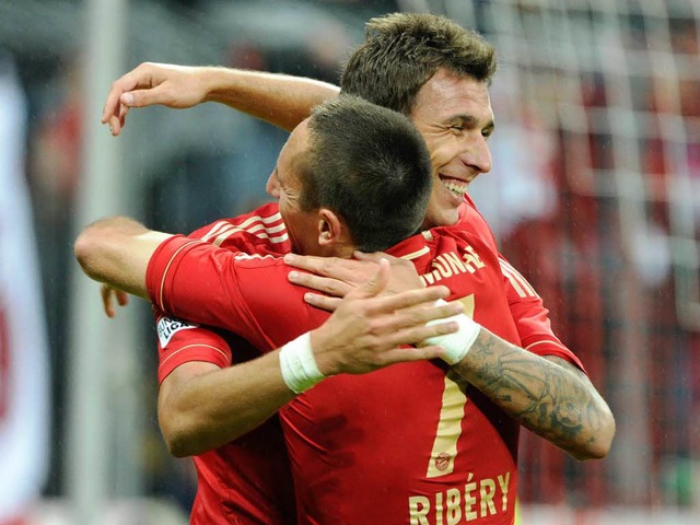 Mnchens Mario Mandzukic (l.) und Franck Ribery jubeln nach dem Treffer zum 4:1.  | Foto: dapd