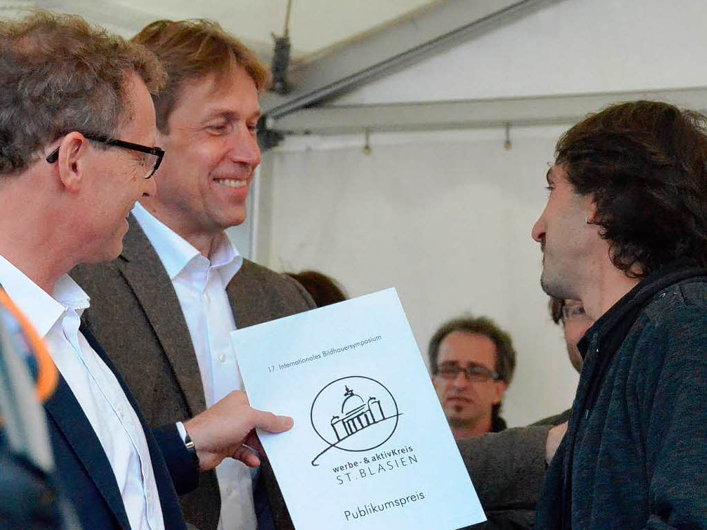 Bernd Ruderisch und St. Blasiens Brgermeister Rainer Fritz bergeben Fabian Rucco (von links) den Publikumspreis.