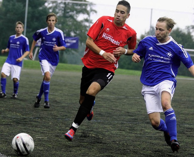 Florian Heitzmann (rechts) vom FC Neus...kte Villinger Mannschaft  chancenlos.   | Foto: Dieter Reinhardt