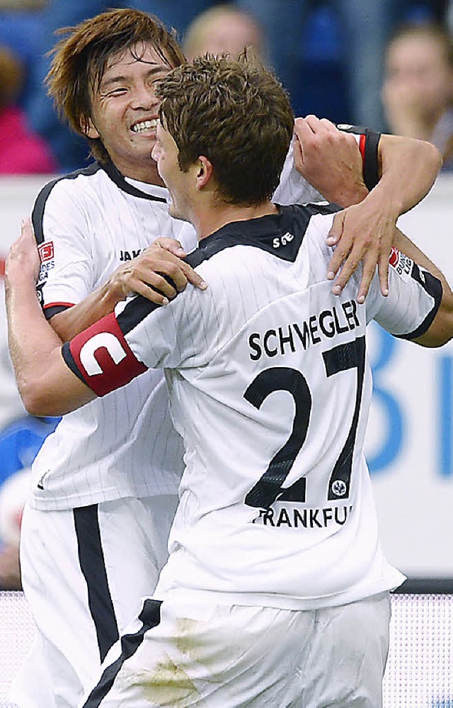 Der Frankfurter Pirmin Schwegler (rech... Takashi Inui seinen Treffer zum 2:0.   | Foto: DAPD