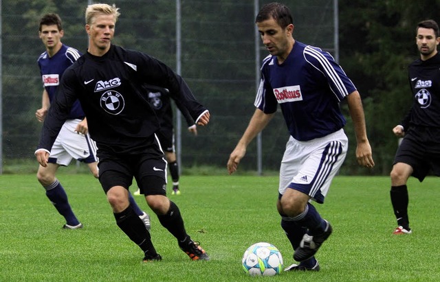 Routinier Nurhan Ardiclik (rechts) und... in der Bezirksliga beim FC Tannheim.   | Foto: Dieter Reinhardt