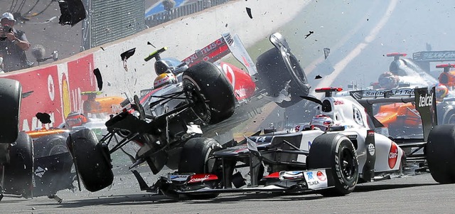 Lewis Hamilton (oben) scheidet nach di...ch Fernando Alonso wird jh gestoppt.   | Foto: DPA