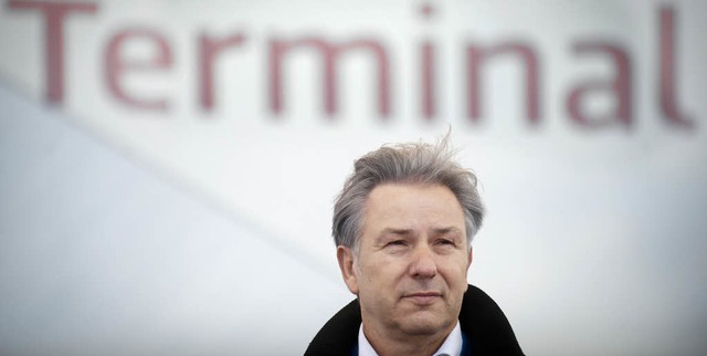 Im Gegenwind &#8211; Klaus Wowereit im...h nicht erffneten Berliner Flughafen   | Foto: dapd