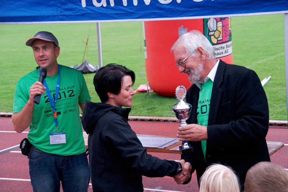Bürgermeisterstellvertreter Paul Erhart beglückwünscht Alexandra Drescher als schnellste Wehrerin beim diesjährigen Wehratallauf. (Foto: Hrvoje Miloslavic) Bürgermeisterstellvertreter Paul Erhart beglückwünscht Alexandra Drescher als schnellste Wehrerin beim diesjährigen Wehratallauf. (Foto: Hrvoje Miloslavic)