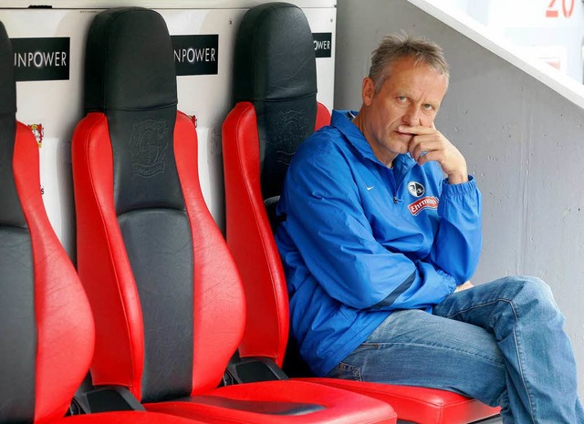 SC-Trainer Christian Streich wirkte am Spielfeldrand ratlos.  | Foto: dapd