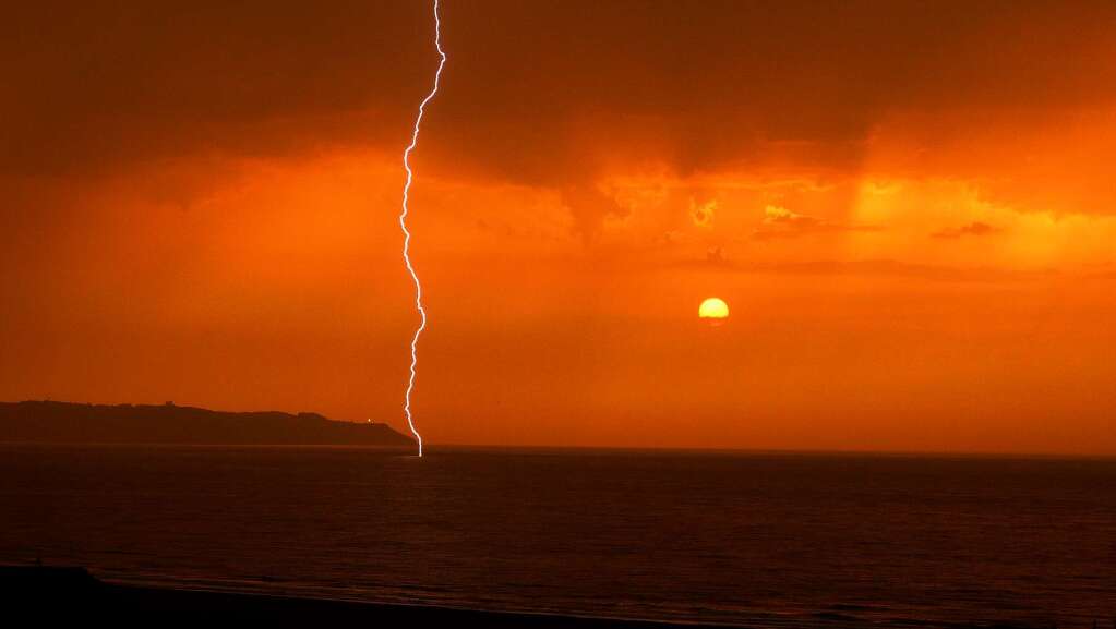Glcksfall: Ein Gewitter im  Sonnenuntergang erlebte Isabella Lhle aus Wittnau an der spanischen Atlantikkste bei Ribadesella.