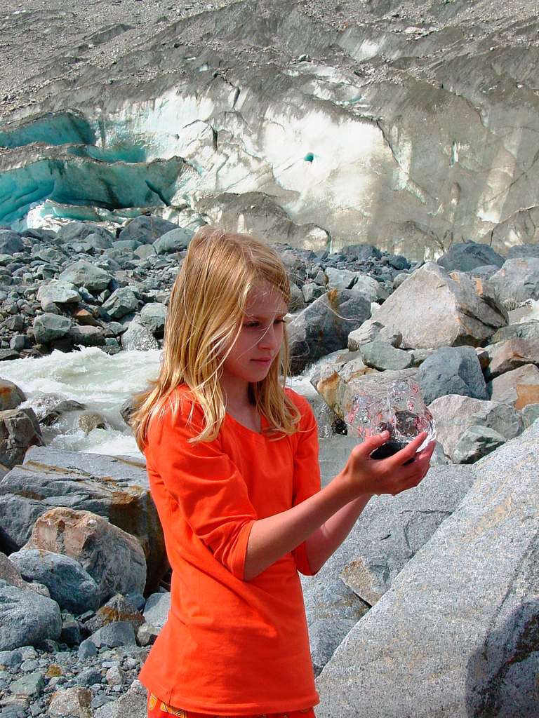 Leonie Reibold ist mit den Groeltern im Engadin gewandert. Hier zeigt sie ein  im Gletscherbach gewaschenes Stck Eis.