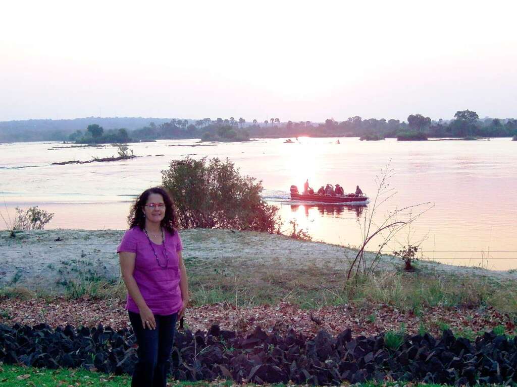 Sonnenuntergang am Sambesi bei den Viktoria- Wasserfllen in Sambia: Johanna Goldbach aus Biberach hatte das Vergngen.