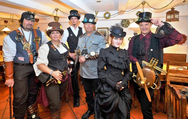 Sechs Figuren aus einer anderen Zeit? Das erste Steampunktreffen in Freiburg.  | Foto: Michael Bamberger