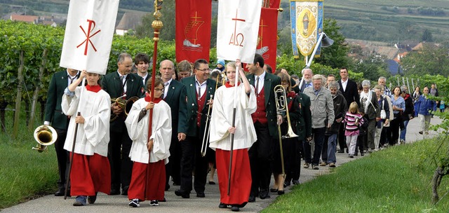 Im Prozessionszug pilgerten die Glubigen  zur Eichertkapelle.  | Foto: Roland Vitt