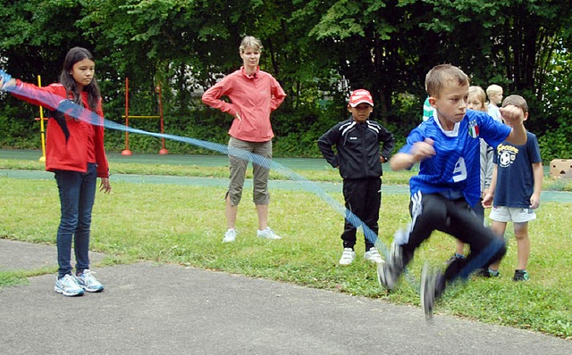 Seilspringen fanden die Kinder besonders lustig.  | Foto: Roland Vitt