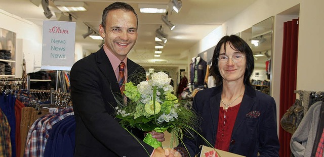 Hans-Georg Meier gratulierte Renate M...wo sie bereits ihre Lehre absolvierte.  | Foto: Jrg Schimanski