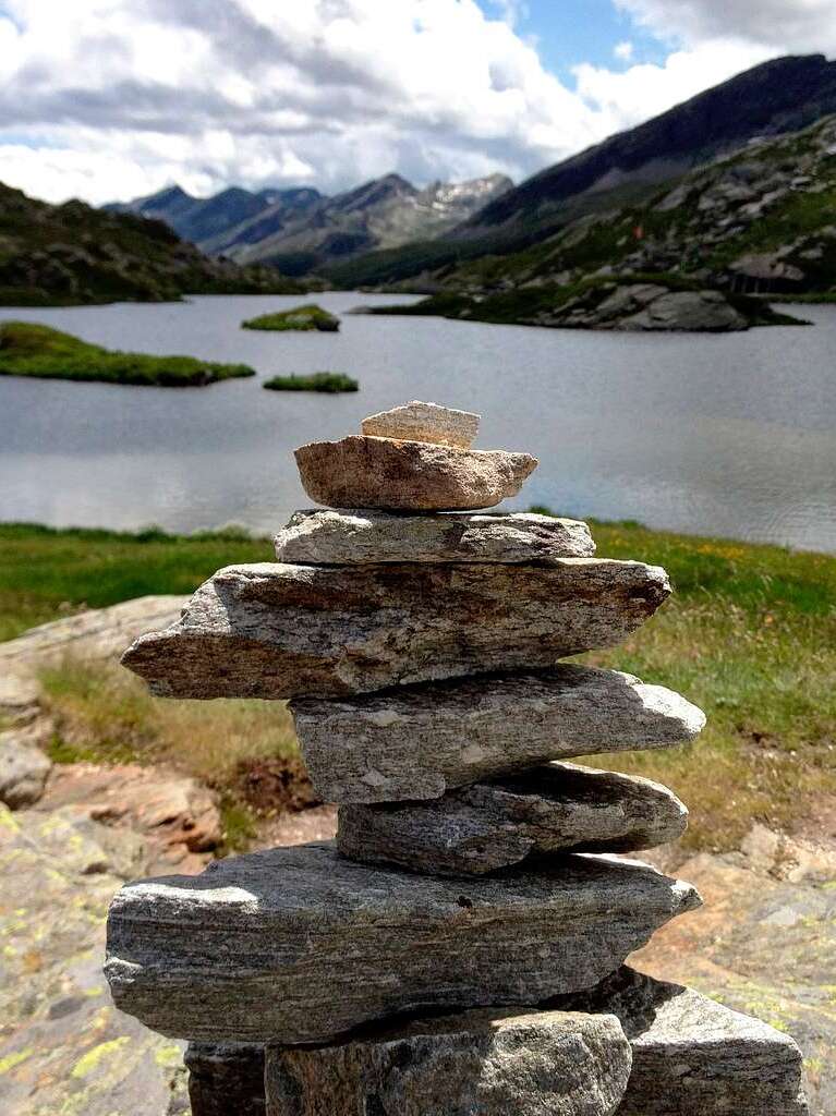 Ein Steintrmchen am Bergsee vom San-Bernadino-Pass in der Schweiz. Aufgenommen von Frank Ehrler.