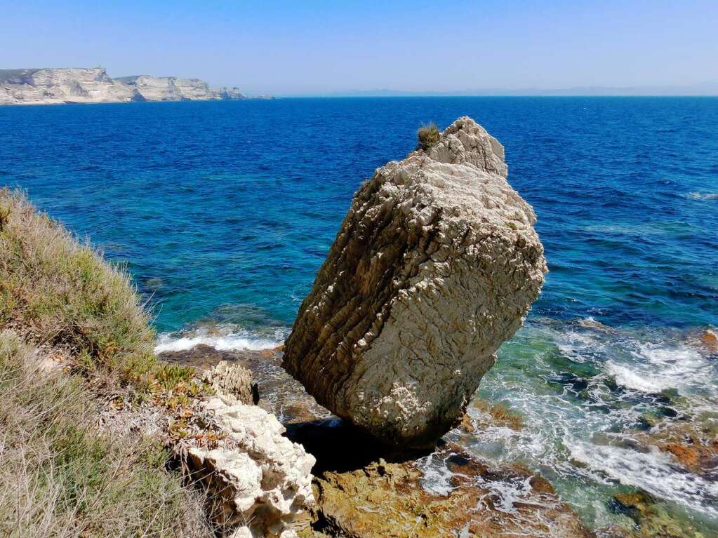Der schiefe Stein von Bonifacio ist ein Bild wert. Das dachte sich die Familie Meyer bei ihrer Korsika-Reise.