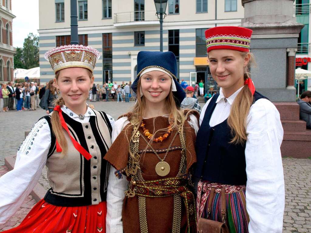 Traditionelle Trachten in Riga. In der Hauptstadt Lettlands begegneten Sigrid Leder-Zuther aus Kenzingen diese drei  jungen Frauen.