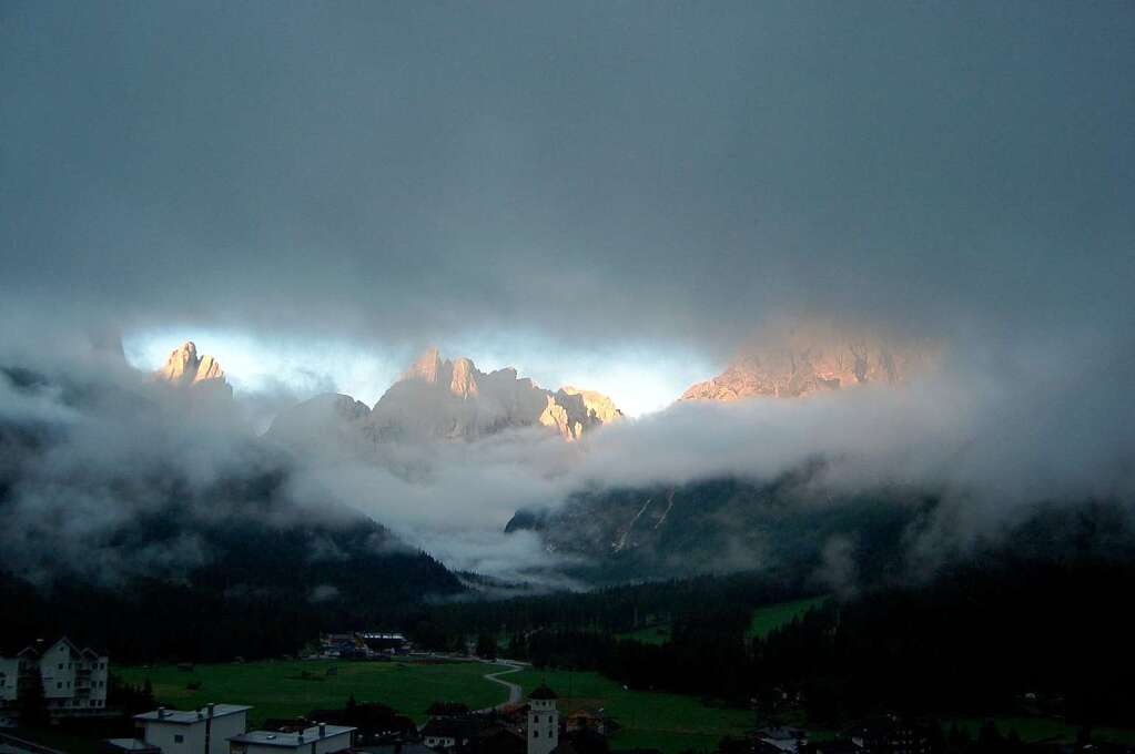 Sextener Sonnenuhr: Pnktlich um 6 Uhr scheint die Sonne auf die Dolomitenhgel in Sdtirol. Fr Ulrike Benz aus Durbach das schnste Urlaubsfoto.
