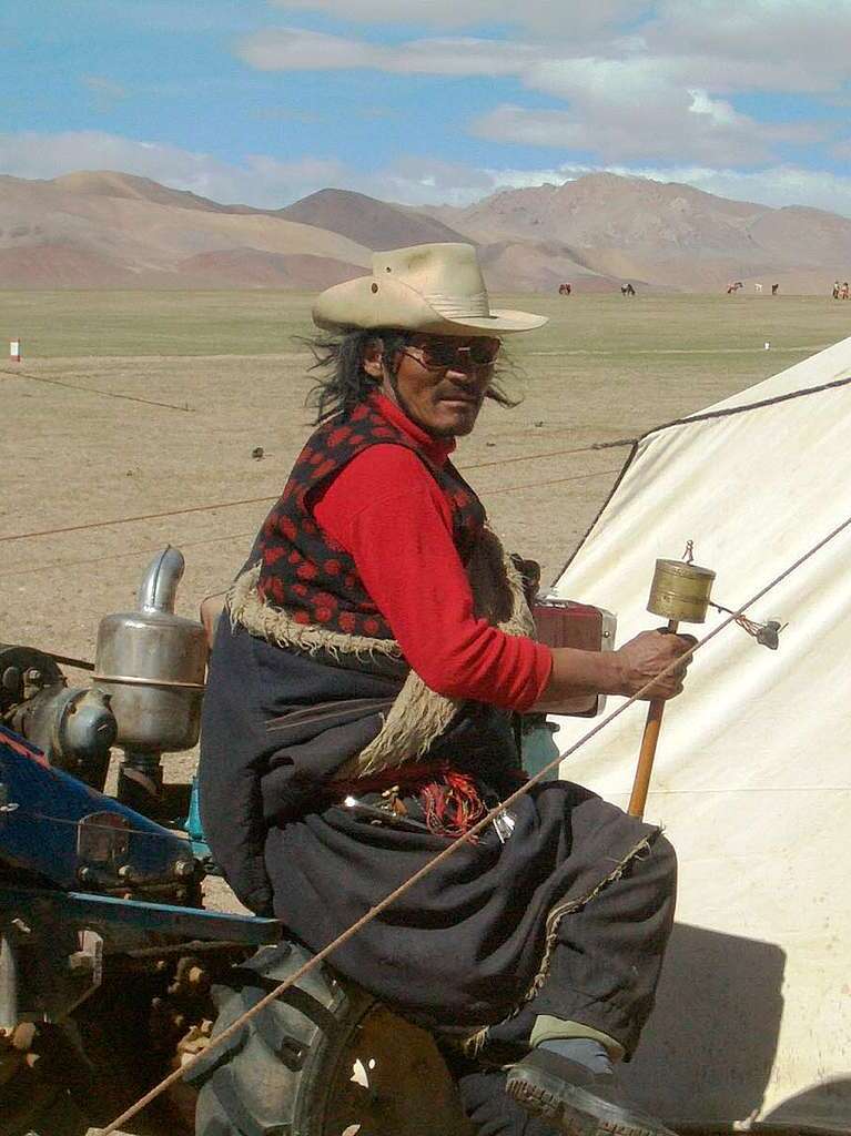 Voller Stolz ber sein selbstgebautes Fahrzeug lsst sich dieser Tibeter von Frederike Wiesler aus Mnstertal in der Hochflche Yangthang ablichten.