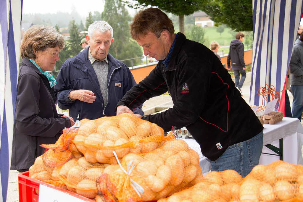 Kartoffeln und Eier vom eigenen Hof bot Martin Pfister aus Grafenhausen an