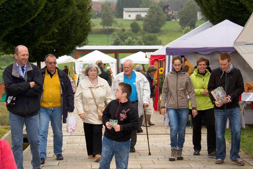 Viele Besucher, darunter auch Brgermeister Christian Behringer, flanierten am Sonntag durch den Natur- und Skulpturenpark in Grafenhausen.