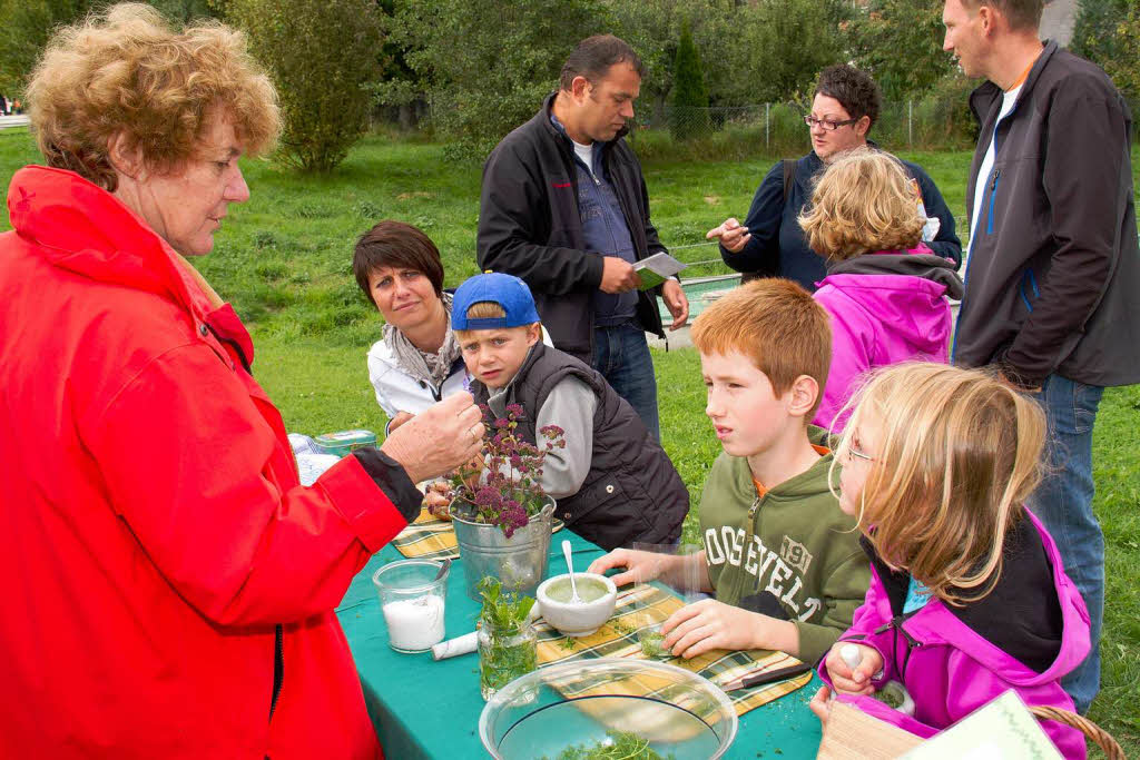 Aus krnigem  Meersalz und  frischen Krutern konnten Kinder  Kruersalz mit persnlicher Geschmacksrichtung herstellen.