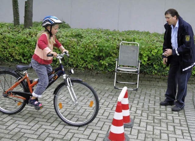 Sicherheitstraining auf dem Rad in Den... Vollbremsung vor dem Polizeibeamten.   | Foto: Lukas Fuhr