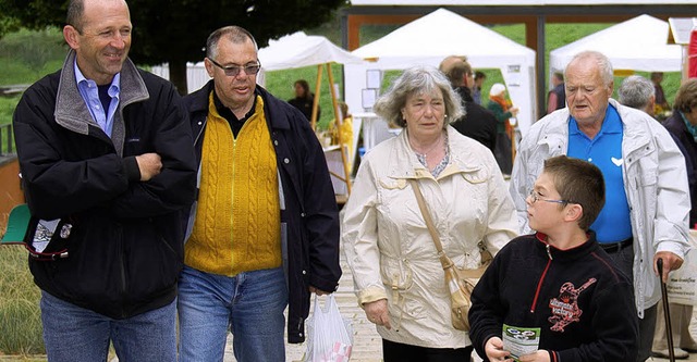 Viele Besucher, darunter auch Brgerme... die Hndler mit dem Besuch zufrieden.  | Foto: Chris Seifried