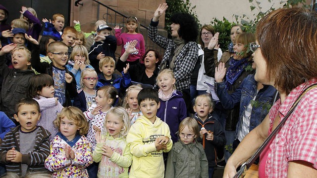 Die Kindergartenkinder sorgten fr Leb...ng des Sulzer Dorf- und Straenfestes.  | Foto: HEIDI FSSEL