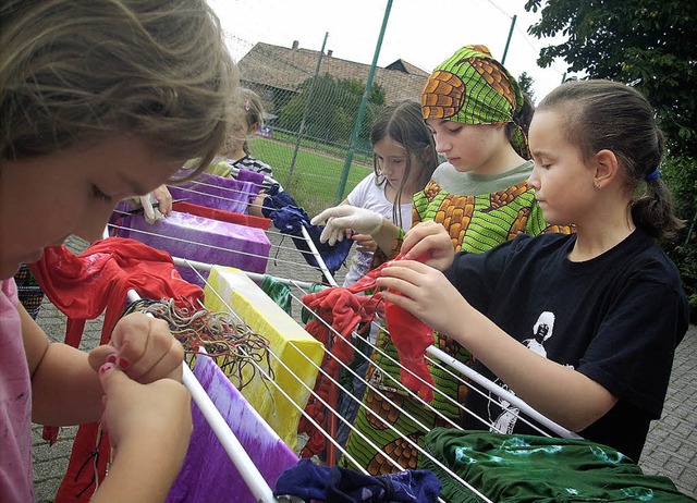 Ihre selbst gefrbten T-Shirts hngen ...ika-Tag in Mahlberg zum Trocknen auf.   | Foto: Irene Br