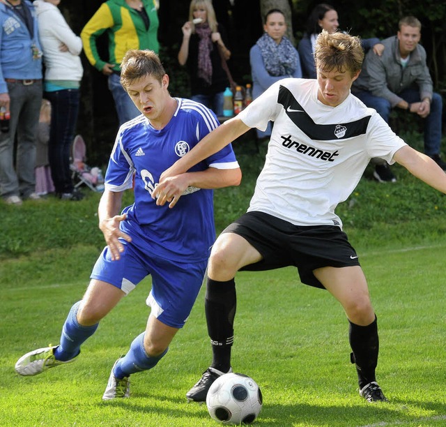 Platz verschafft sich der Wehrer Tim H...o Schlageter. Der FC Wehr siegt  4:2.   | Foto: scheibengruber